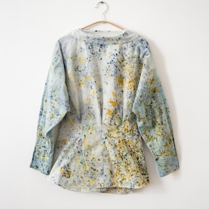 Blusa de algodão tingido naturalmente, camisa vintage botânica reciclada, blusa de algodão exclusiva, peça de arte vestível de moda lenta