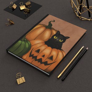 Chat parmi les citrouilles | Carnet cartonné | Couverture mate | 150 pages lignées | Impression intégrale