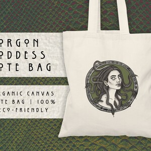 fourre-tout Medusa Gorgon Goddess | Coton naturel | 38,1 x 40,6 cm (15 x 16 po.) | Petit logo de la boutique au dos