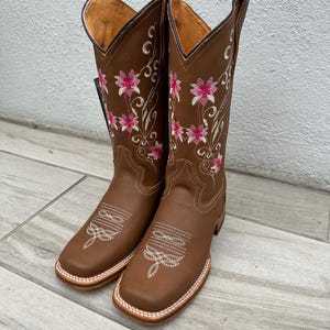 Bottes de cow-girl pour femmes authentiques cowboys de cow-boy de l'ouest, bottes de cow-girl à bout carré, broderies de fleurs, rodeo Botas vaqueras para mujer beige et rose
