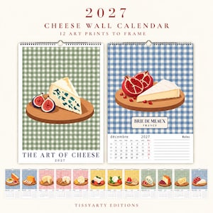 Könnte beinhalten: Ein Wandkalender für 2027 mit dem Titel The Art of Cheese, der 12 Kunstdrucke verschiedener Käsesorten auf Holzbrettern zeigt. Die Seiten enthalten karierte Hintergründe, Käseillustrationen und Monatskalender. Text: Brie de Meaux France.
