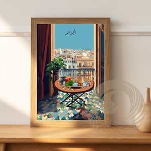 Pode incluir: Uma ilustração enquadrada de uma varanda com vista para uma cidade com uma mesa e cadeiras. A mesa tem uma bandeja com um bule de chá, xícaras e um prato de frutas. A cidade está no fundo e o texto "Argel" está escrito no canto superior direito da imagem.