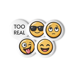 Puede incluir: Una colección de cinco botones redondos blancos con caras de emoji. Un botón tiene el texto "TOO REAL". Los otros botones presentan una cara sonriente con gafas de sol, una cara mirando hacia arriba, una cara guiñando un ojo con la lengua fuera y una cara sonriente.