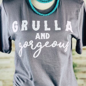 Storm Grulla & Gorgeous Graphic T-Shirt, Bella Canvas T-Shirt, Pferde-T-Shirt, Cowgirl-T-Shirt, Pferde