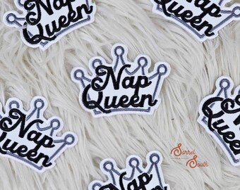 Puede incluir: Varios parches termoadhesivos blancos con una corona bordada en negro y el texto "Nap Queen".