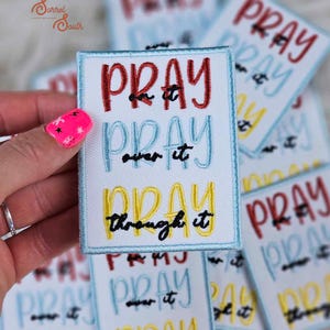 Parche bordado termoadhesivo con la frase "Pray On It" (Reza sobre ello), estilo vaquero, fe, cristiano, parches de moda, boutique, bar de sombreros