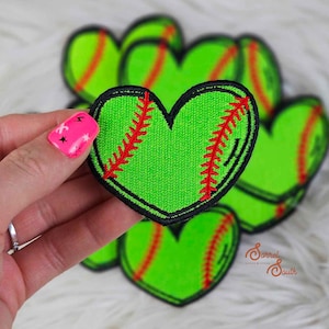 Op de afbeelding: Hartvormige patches met een softbalontwerp. De patches zijn felgroen met rode stiksels en een zwarte rand. De patches zijn ontworpen om op softballs in een hartvorm te lijken.