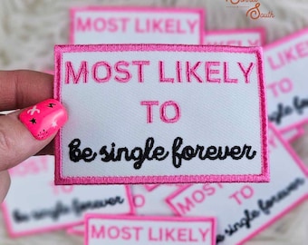 Puede incluir: Parche bordado rectangular con la frase "MOST LIKELY TO be single forever" en rosa y negro. El parche tiene un fondo blanco y un borde rosa. Varios parches son visibles.