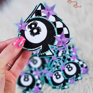 Könnte beinhalten: Eine schwarze und weiße 8-Ball mit einem karierten Hintergrund und lila Sternen. Die 8-Ball ist in Form eines Pik.