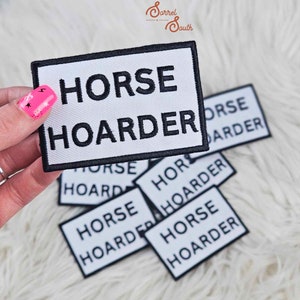 Peut inclure: Un lot de patchs thermocollants blancs avec du texte noir qui dit "Horse Hoarder".