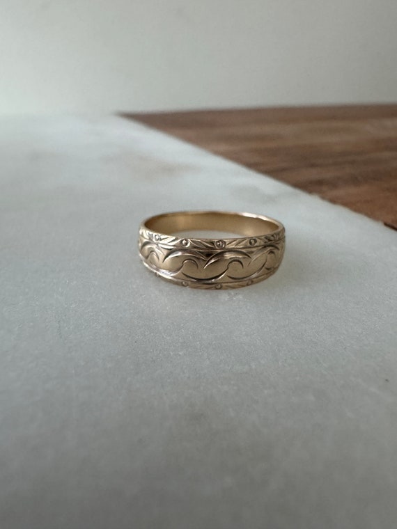 14K Ornate Etched Solid Gold Estate Ring