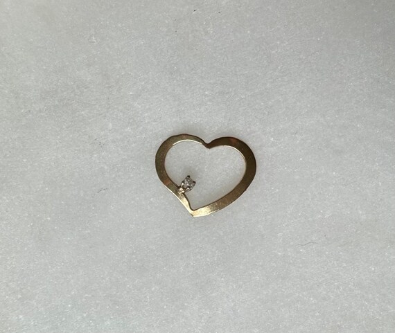 14k Vintage Solid Gold Open Heart with Diamond - image 3