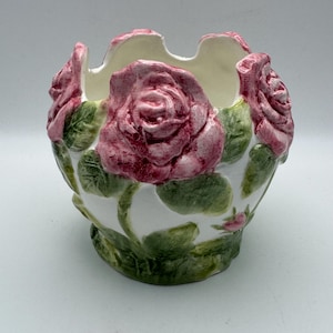 Maceta de cerámica vintage con diseño floral de rosas, estilo cottagecore shabby chic.