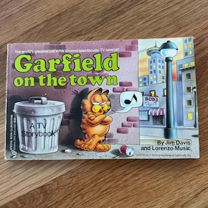 Garfield on the Town Paperback Book by Jim Davis