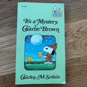 It’s a Mystery, Charlie Brown Peanuts Paperback Book vintage-1975