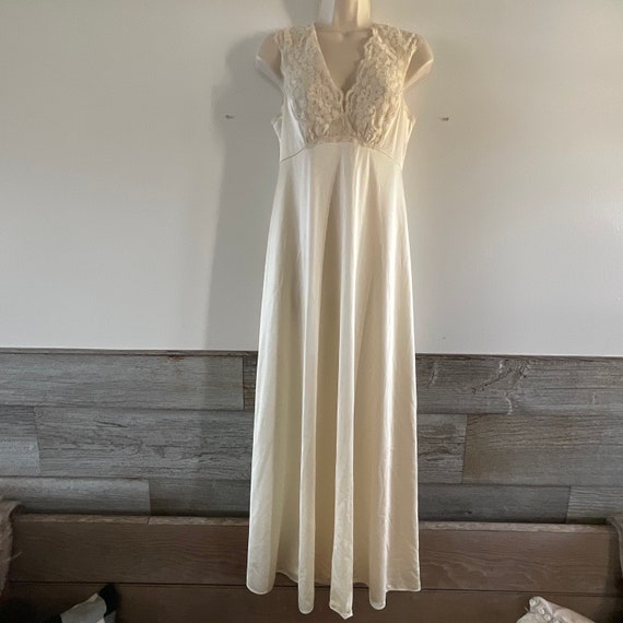 Vtg Vanity Fair nightgown slip dress size 34 crea… - image 1