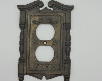 ヴィンテージ 1968年製 アメリカンタックハードウェア デュプレックスコンセントカバー ファイフ＆ドラム 1776 コロニアル愛国心ウォールプレート