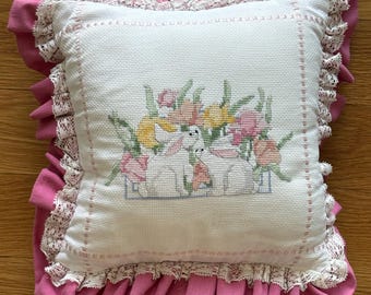 Vintage Kaninchen Nadelspitzen Dekokissen mit Rüschenfransen