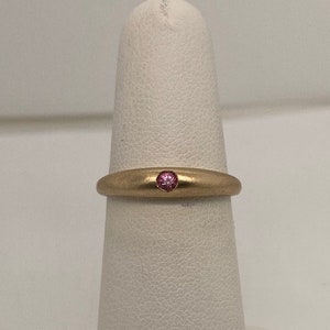 Anello in oro giallo 14 carati e spinello rosa