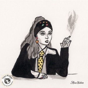 Könnte beinhalten: Eine Frau mit langen grauen Haaren trägt eine schwarze Jacke, ein weißes Hemd mit einer gelben gepunkteten Krawatte und ein Stirnband mit bunten Punkten. Sie hält eine Zigarette in ihrer rechten Hand und hat einen herzförmigen Ohrring am linken Ohr.