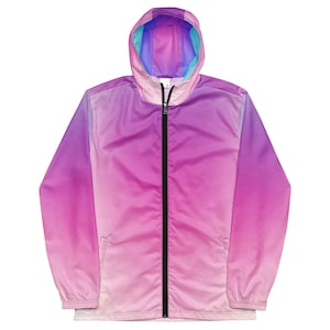 Puede incluir: Chaqueta con capucha con un diseño degradado, que transiciona del morado al rosa. La chaqueta presenta una cremallera negra de largo completo, una capucha con interior azul y morado, y una parte inferior rosa claro. Es una prenda de abrigo ligera.