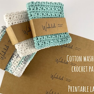 Peut inclure: Trois débarbouillettes en crochet avec des étiquettes brunes indiquant "Washcloth 100% coton lavage à la main". Les débarbouillettes sont blanches, bleu clair et un mélange de blanc, bleu clair et gris. L'arrière-plan est une surface brune avec le texte "COTTON WASHCLOTH CROCHET PATTERN & PRINTABLE LABELS".