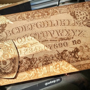 Ouija Brett, filigranes Design mit Planchette