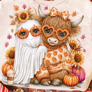Può includere: Una felpa beige con la grafica di un fantasma bianco e una mucca highland marrone con occhiali arancioni a forma di zucca. Il fantasma indossa un fiocco a girasole, mentre la mucca indossa un fiocco a motivi di zucca e occhiali a cuore.