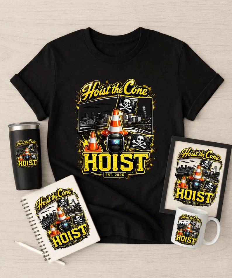 Op de afbeelding: Zwart T-shirt met een grafisch ontwerp met oranje verkeerskegels, een lasmasker en een doodshoofd met gekruiste botten. De tekst "Hoist the Cone" en "HOIST EST. 2026" zijn ook afgebeeld. Extra items zijn een tumbler, notitieboek, ingelijste print en mok.