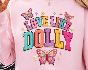 Kärlek som Dolly PNG, färgglad fjäril PNG, retro Varsity-bokstäverdesign, sublimering av landsbygdsflicka, nedladdning av Western Digital