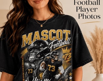 Op de afbeelding: Een zwart t-shirt met korte mouwen en een grafische print van een footballspeler in een shirt met nummer 73. Het ontwerp bevat de tekst "MASCOT", "Football", "William", "TEAM SPIRIT" en "#73" in gouden en witte letters.