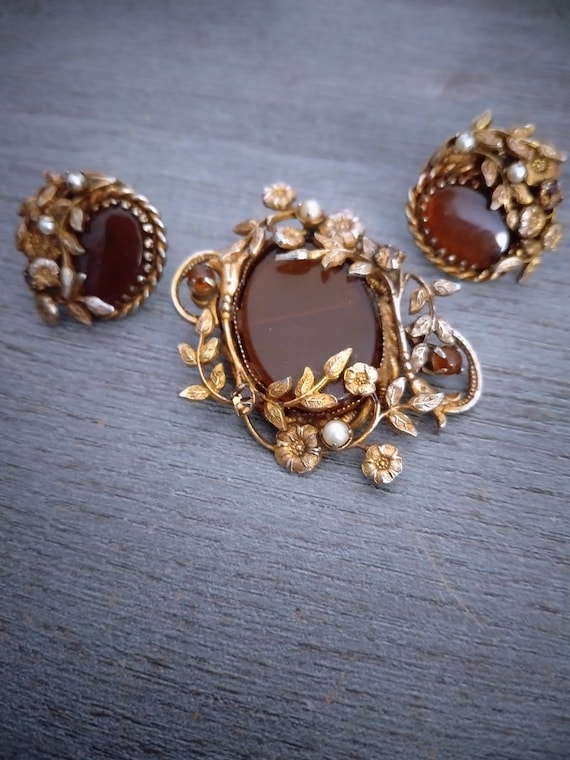Vintage clip earrings and brooch set.