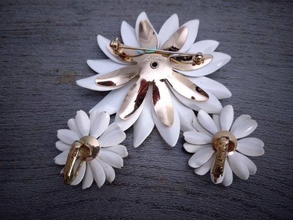 Emmons vintage Daisy clip on earrings and pin - image 2