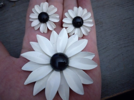 Emmons vintage Daisy clip on earrings and pin - image 3