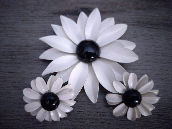 Emmons vintage Daisy clip on earrings and pin - image 1