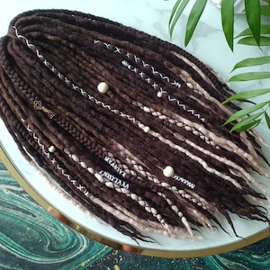 Versandfertig ! SET Nr. 467 , Komplettes Set Wolle Dreads Merino Erweiterungen DREADLOCKS DE 60 Stück, 55 cm Zöpfe Natur Look braun blond