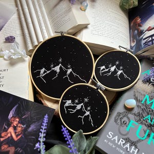 Stadt unter den Sternen | ACOTAR inspiriert | Stickerei