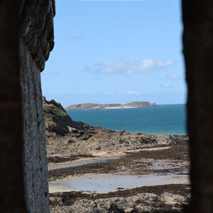 Arte de parede | tela | quebra-cabeça | cartão postal | fotografia | download digital | impressão instantânea | beira-mar | costa | praia | rochas | ondas | São Malo