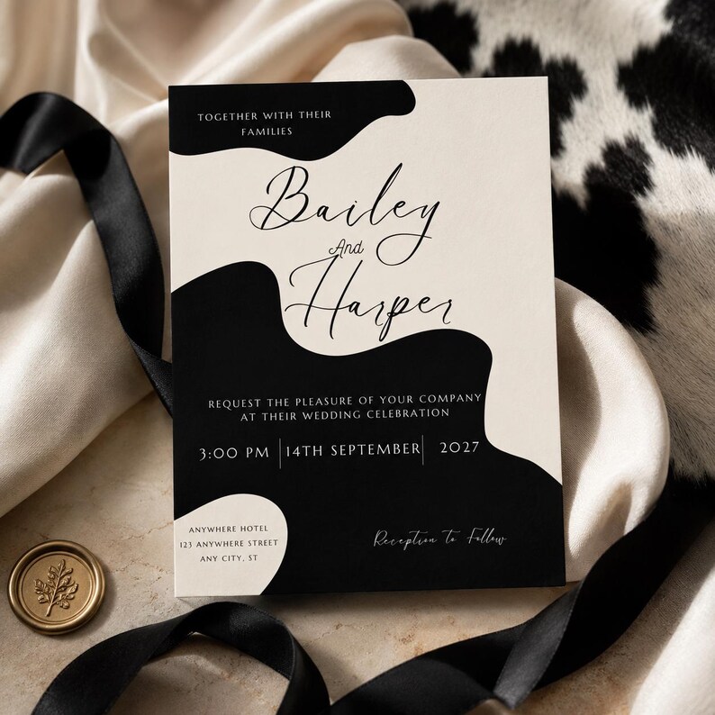 Puede incluir: Una invitaci&oacute;n de boda con un fondo crema y formas abstractas negras. Los nombres "Bailey and Harper" est&aacute;n en escritura elegante. La invitaci&oacute;n incluye la fecha, hora y lugar de la boda.