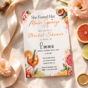 Könnte beinhalten: Brautparty-Einladung mit dem Text "She Found Her Main Squeeze" und "Bridal Shower in honor of Emma". Die Einladung zeigt Aquarellillustrationen von Zitrusfrüchten und einem Cocktail.
