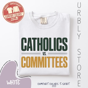 T-shirt met de tekst "Katholieken versus Comités", parodiekleding voor college football.