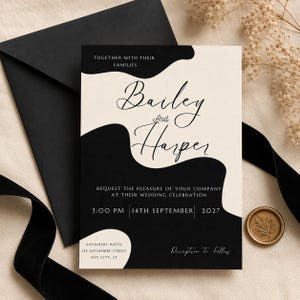 Puede incluir: Una invitaci&oacute;n de boda con un esquema de color negro y crema. La invitaci&oacute;n presenta los nombres "Bailey and Harper" en una elegante escritura, con la fecha y hora de la boda. Tambi&eacute;n se ve un sobre negro y un sello de cera dorado.