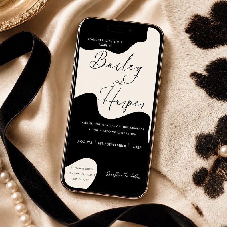 Puede incluir: Un smartphone muestra una invitaci&oacute;n de boda en blanco y negro. La invitaci&oacute;n incluye los nombres "Bailey and Harper" en escritura cursiva, junto con la fecha, hora y lugar de la celebraci&oacute;n. El tel&eacute;fono est&aacute; sobre una superficie texturizada.