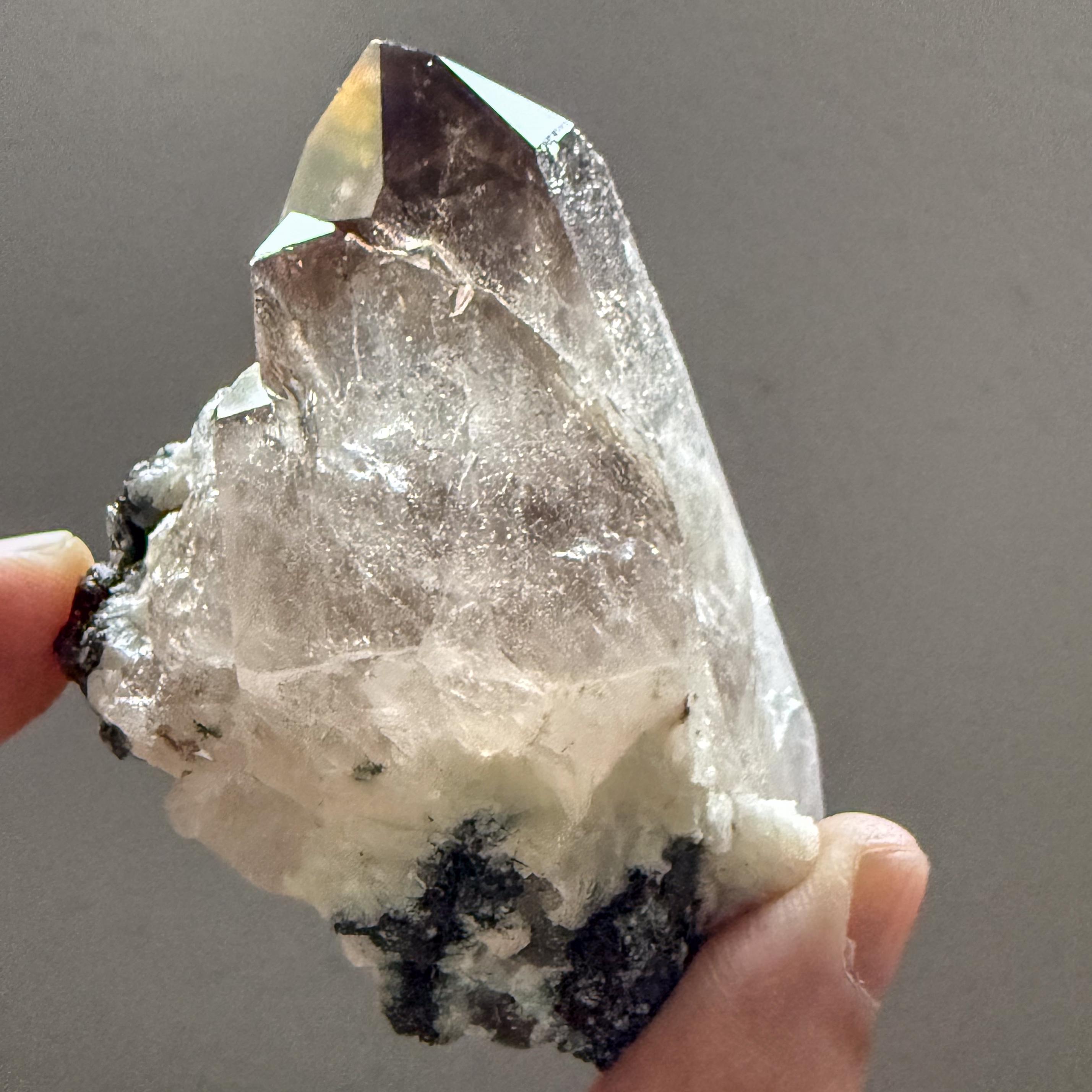 マラウイ産の輝くエゲリン入り自立型スモーキークォーツクラスター