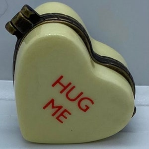 Yellow Conversation Hug Me with "XXO" inside as Trinket Porcelain Hinged Box Midwest PHB  Vintage