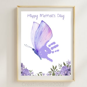 Tarjeta imprimible con arte de huellas de manos del Día de la Madre para regalar a mamá desde un bebé, un niño pequeño o un niño en edad preescolar
