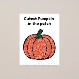 Può includere: Una stampa rettangolare bianca che presenta una zucca arancione stilizzata con un aspetto strutturato e stropicciato e un gambo verde scuro. Sopra la zucca, il testo nero recita: Cutest Pumpkin in the patch. Il fondo include il testo CreativeRose2023.