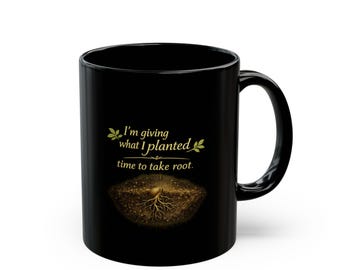 Taza "Le doy tiempo a lo que planté para que eche raíces" - Taza de café inspiradora