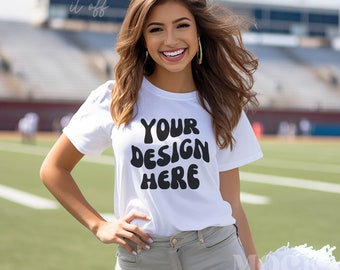 Cheerleading Mockup, witte Bella Canvas Mockup, Cheerleader met Pompom BC 3001 TShirt Mockup, Trendy Womens Sports Mockup, Brunette Model