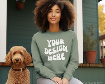 Mockup di cane, Mockup di felpa verde slavato Hanes, felpa Hanes Ecosmart P160 da donna verde girocollo Mock, Goldendoodle Pet Mom Boho